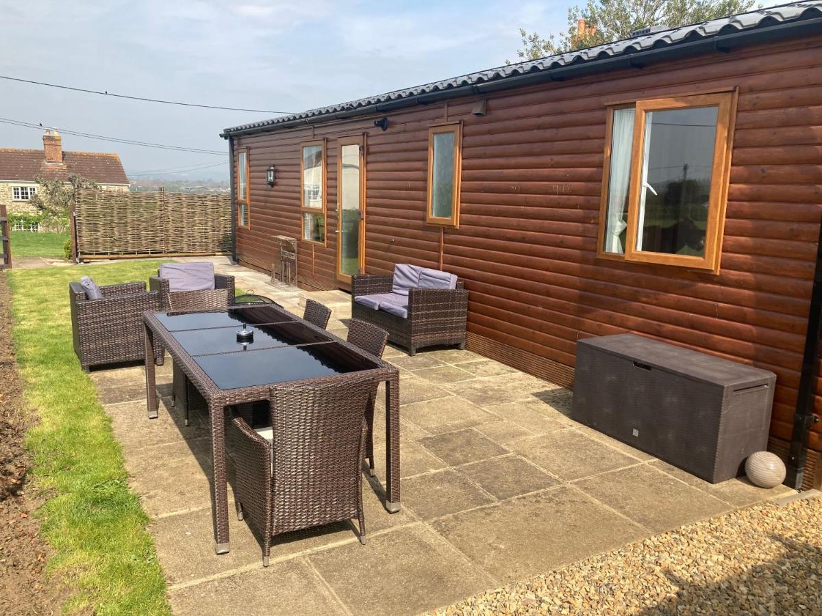 Rew Farm Country And Equestrian Accommodation - Sunset Lodge Melksham Esterno foto