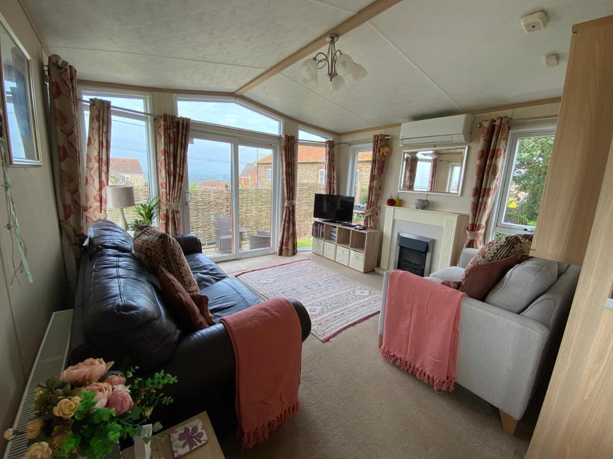 Rew Farm Country And Equestrian Accommodation - Sunset Lodge Melksham Esterno foto