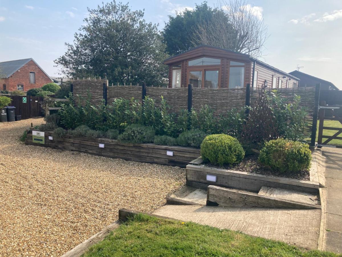 Rew Farm Country And Equestrian Accommodation - Sunset Lodge Melksham Esterno foto