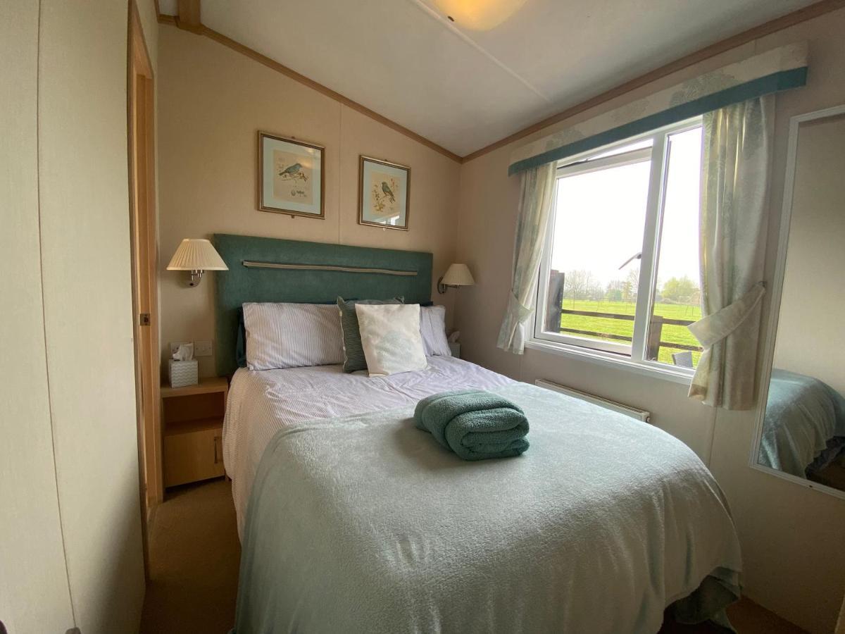 Rew Farm Country And Equestrian Accommodation - Sunset Lodge Melksham Esterno foto