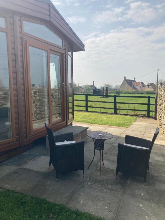 Rew Farm Country And Equestrian Accommodation - Sunset Lodge Melksham Esterno foto