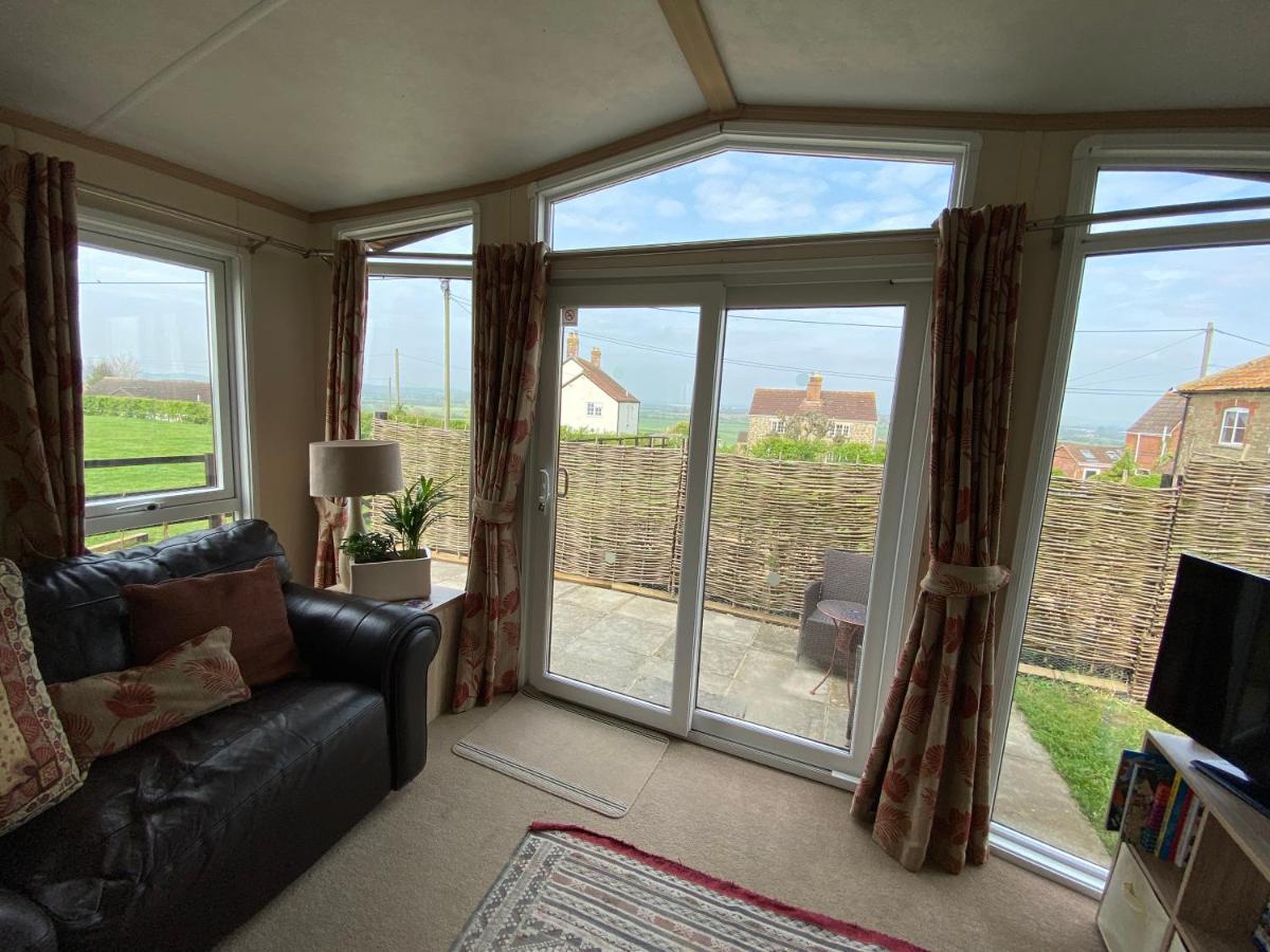 Rew Farm Country And Equestrian Accommodation - Sunset Lodge Melksham Esterno foto