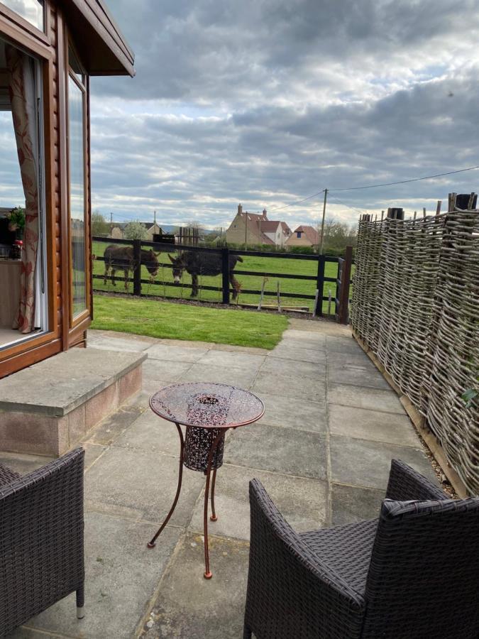 Rew Farm Country And Equestrian Accommodation - Sunset Lodge Melksham Esterno foto