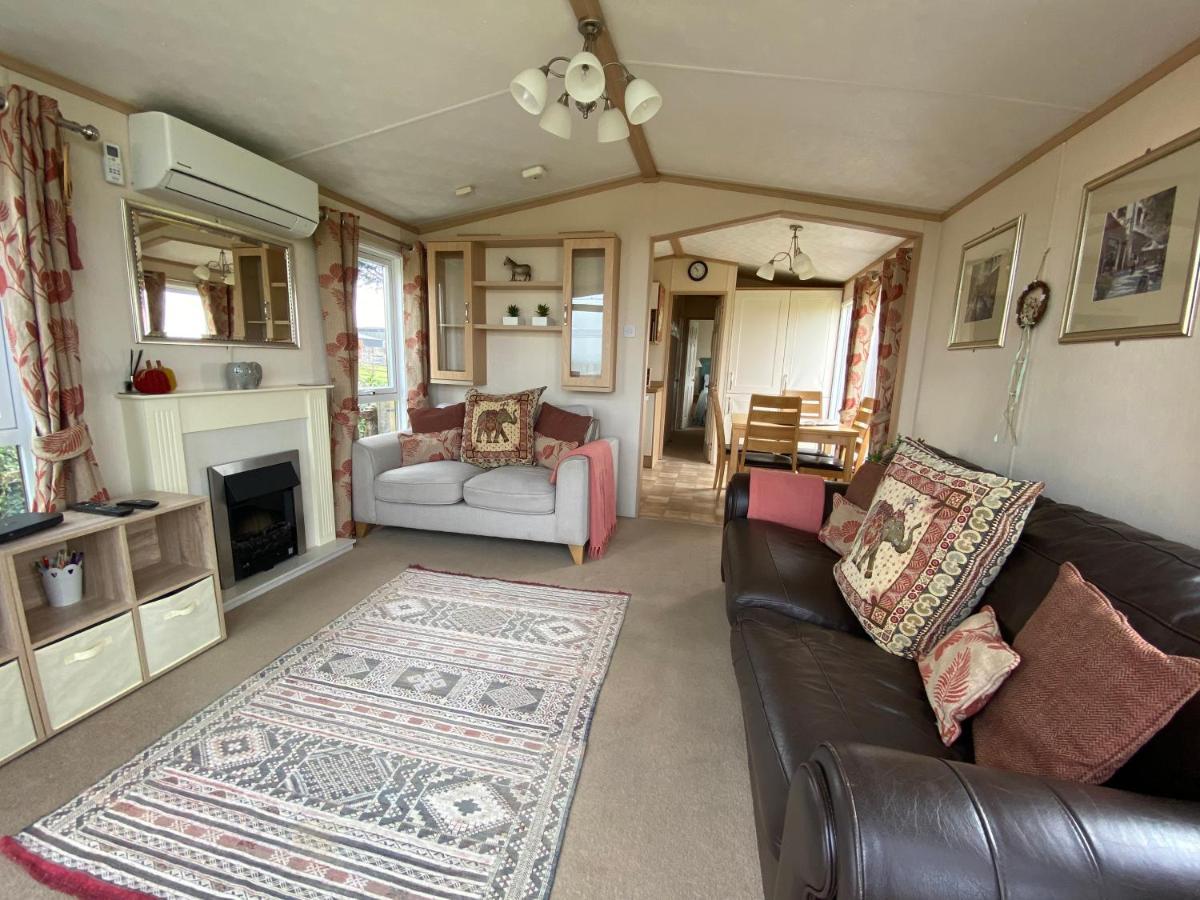 Rew Farm Country And Equestrian Accommodation - Sunset Lodge Melksham Esterno foto